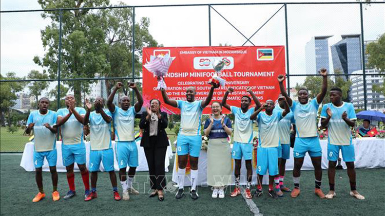 Первое место в дружественном футбольном турнире Вьетнам-Мозамбик заняла команда ФРЕЛИМО. Фото: ВИА
