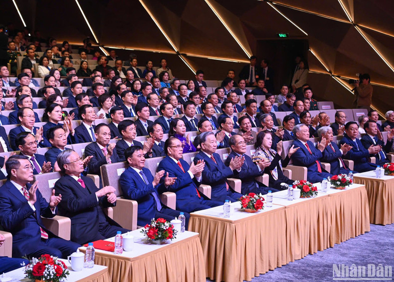 Руководители Партии и Государства на мероприятии. Фото: Зюи Линь