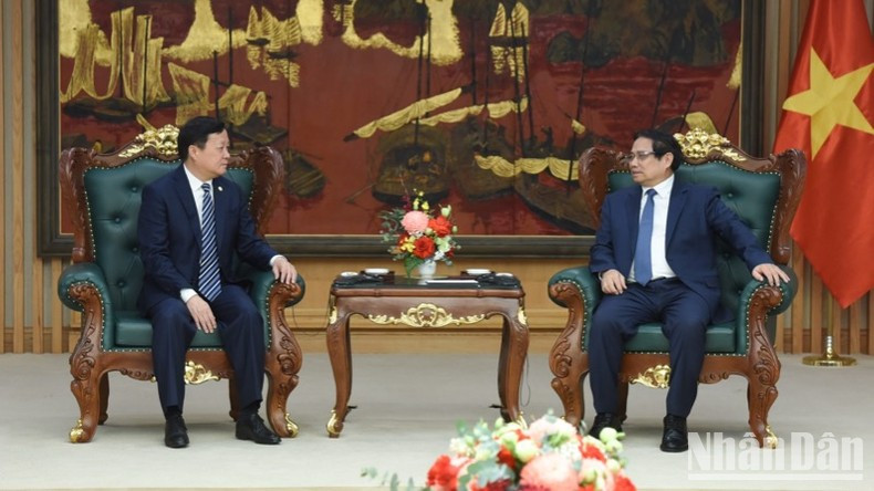 Премьер-министр Фам Минь Тьинь принимает председателя COMAC Хэ Дунфэна. Фото: Чан Хай Премьер-министр Фам Минь Тьинь принимает председателя COMAC Хэ Дунфэна. Фото: Чан Хай