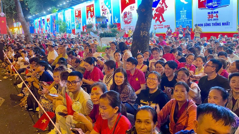 Множество людей собралось в центре города, чтобы посмотреть программу. Фото: Т.Г.