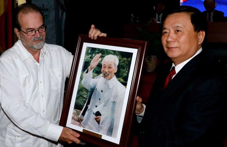 Товарищ Нгуен Суан Тханг передаёт фото Дядюшки Хо в дар Высшей партийной школе имени Нико Лопеса. Фото: Посольство Вьетнама на Кубе Товарищ Нгуен Суан Тханг передаёт фото Дядюшки Хо в дар Высшей партийной школе имени Нико Лопеса. Фото: Посольство Вьетнама на Кубе