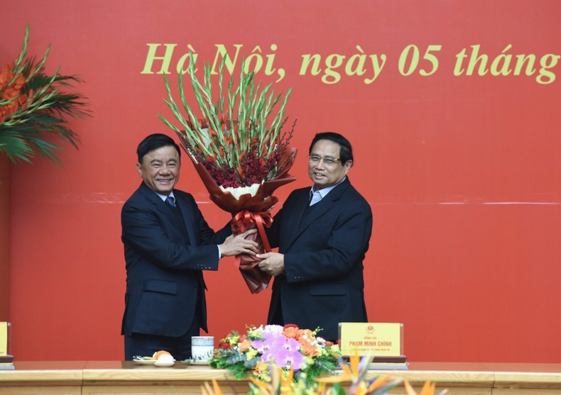 Постоянный член Секретариата ЦК КПВ Чан Кам Ту вручает цветы Парткому Правительства. Постоянный член Секретариата ЦК КПВ Чан Кам Ту вручает цветы Парткому Правительства.