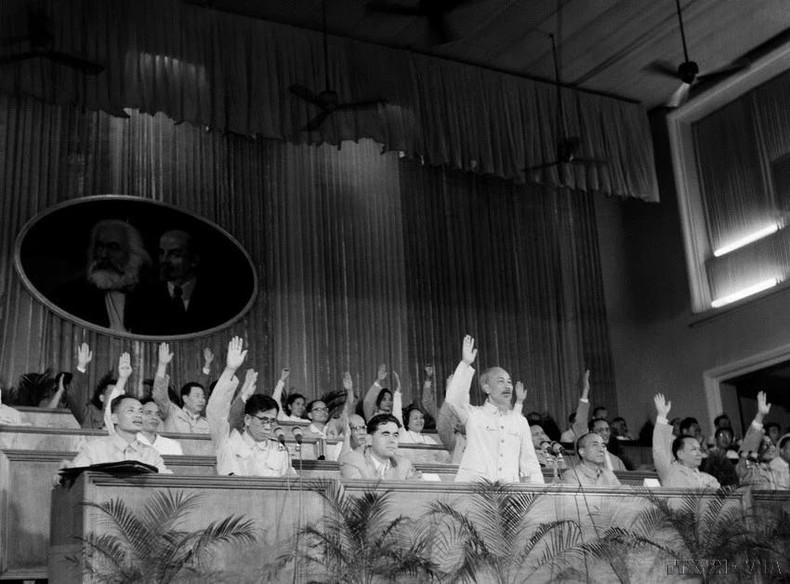 Президент Хо Ши Мин и делегаты голосуют за утверждение документов на 3-м съезде Национальной партии (сентябрь 1960 г.). Фото: ВИA Президент Хо Ши Мин и делегаты голосуют за утверждение документов на 3-м съезде Национальной партии (сентябрь 1960 г.). Фото: ВИA