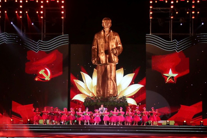 Памятник «Дядюшка Хо возвращается на малую родину». Памятник «Дядюшка Хо возвращается на малую родину».