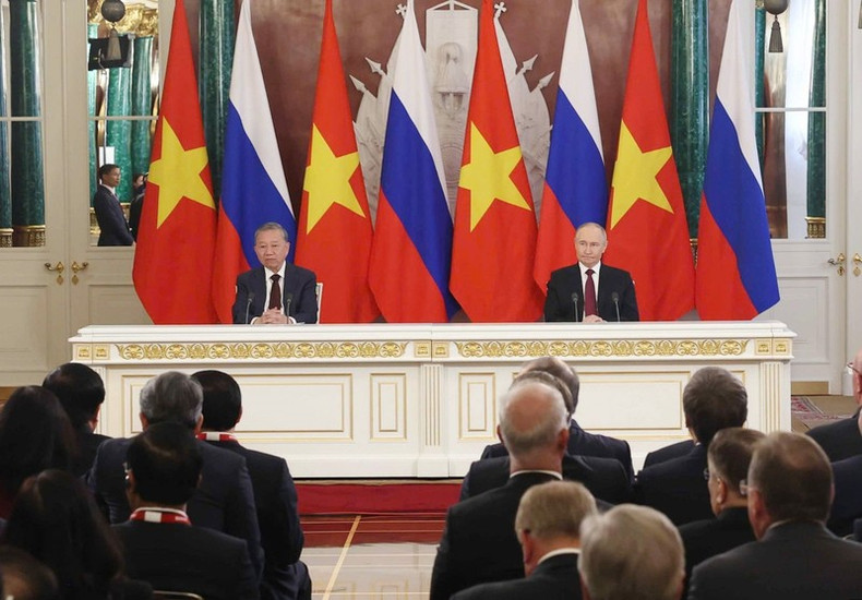 Генеральный секретарь ЦК КПВ То Лам и Президент России Владимир Путин выступают перед прессой после переговоров. Фото: ВИА Генеральный секретарь ЦК КПВ То Лам и Президент России Владимир Путин выступают перед прессой после переговоров. Фото: ВИА