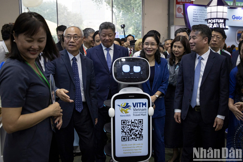 Делегаты знакомятся с туристическими продуктами с использованием цифровых технологий.