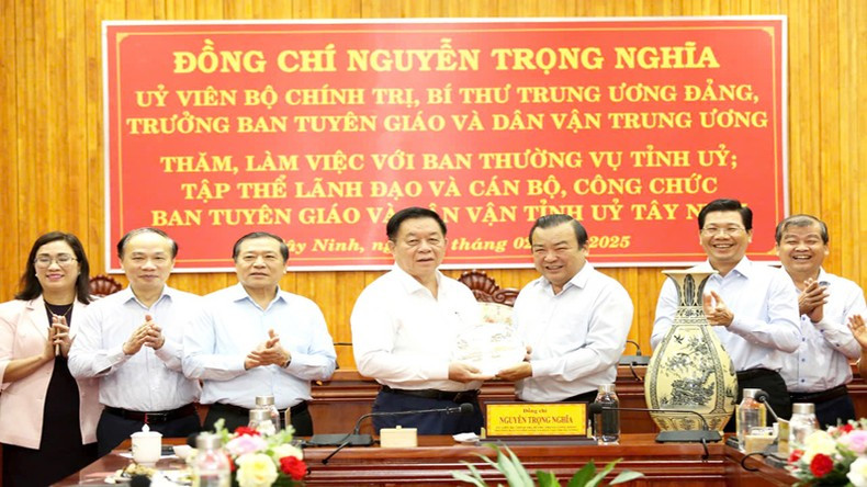 Товарищ Нгуен Чонг Нгиа на рабочей встрече. Товарищ Нгуен Чонг Нгиа на рабочей встрече.