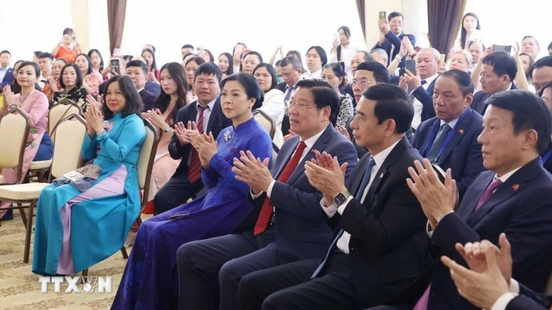 Супруга Генерального секретаря ЦК КПВ госпожа Нго Фыонг Ли и участники встречи. Фото: ВИА Супруга Генерального секретаря ЦК КПВ госпожа Нго Фыонг Ли и участники встречи. Фото: ВИА