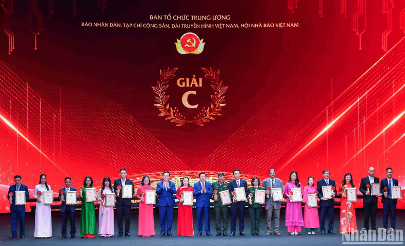 Член Политбюро, Секретарь ЦК КПВ, Заведующий Отделом ЦК КПВ по внутренним делам Фан Динь Чак и член Политбюро, секретарь ЦК КПВ, Заведующий Отделом ЦК КПВ по пропаганде и политическому воспитанию Нгуен Чонг Нгиа вручают призы С. Фото: Тхань Дат