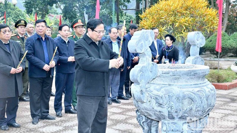 Премьер-министр Фам Минь Тьинь воскуряет благовония в мемориальном доме Президента Хо Ши Мина. Фото: Тхань Жанг