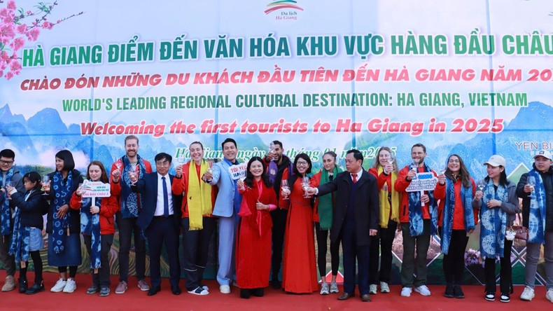 Провинция Хажанг провела церемонию приветствия туристов на площади 26 марта в городе Хажанг.