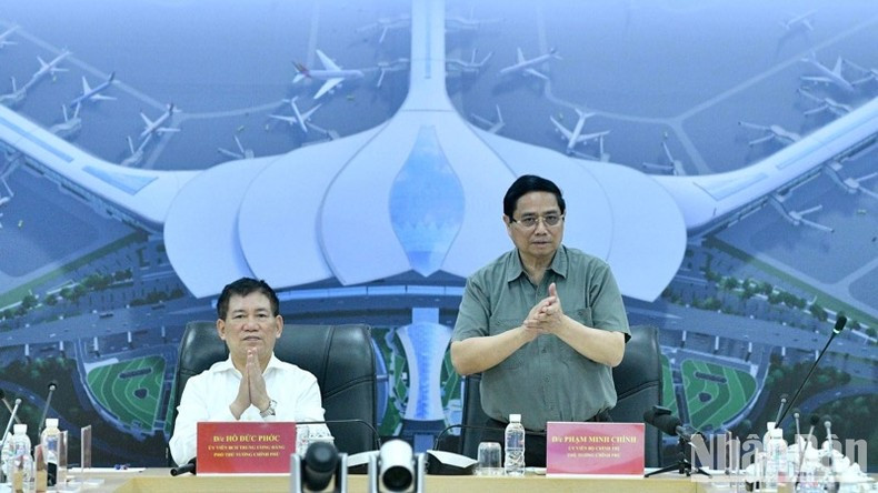 Премьер-министр Фам Минь Тьинь председательствует на совещании. Премьер-министр Фам Минь Тьинь председательствует на совещании.