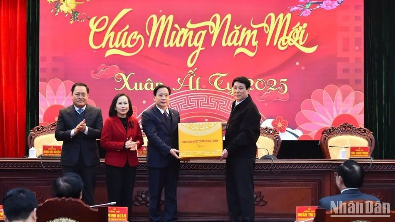 Президент Лыонг Кыонг вручает подарки провинции Лангшон. Фото: Тхюи Нгуен