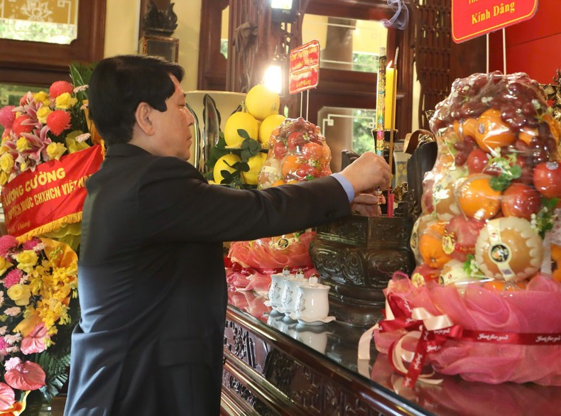 Президент Лыонг Кыонг воскуряет благовония в мемориальном комплексе Президента Тон Дык Тханга. Президент Лыонг Кыонг воскуряет благовония в мемориальном комплексе Президента Тон Дык Тханга.