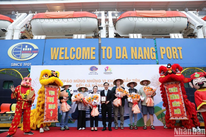 Руководители Департамента туризма Дананга вручают цветы, чтобы поздравить туристов на суперяхте Noordam. Фото: Ань Дао