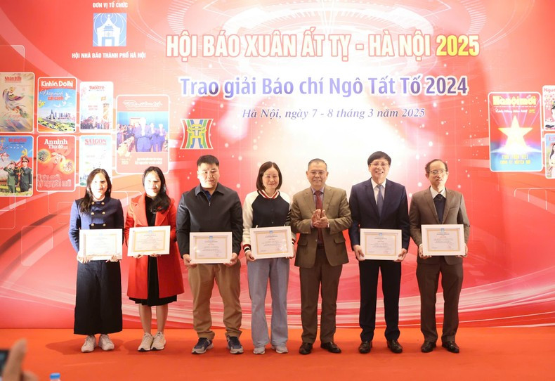 Оргкомитет вручает призы авторам, победившим в категории «Интересные статьи о Ханое». Оргкомитет вручает призы авторам, победившим в категории «Интересные статьи о Ханое».