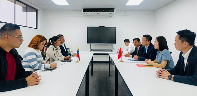 Делегация ЦК ВКСМ имени Хо Ши Мина проводит переговоры с делегацией JPSUV. Фото: Посольство Вьетнама в Венесуэле Делегация ЦК ВКСМ имени Хо Ши Мина проводит переговоры с делегацией JPSUV. Фото: Посольство Вьетнама в Венесуэле