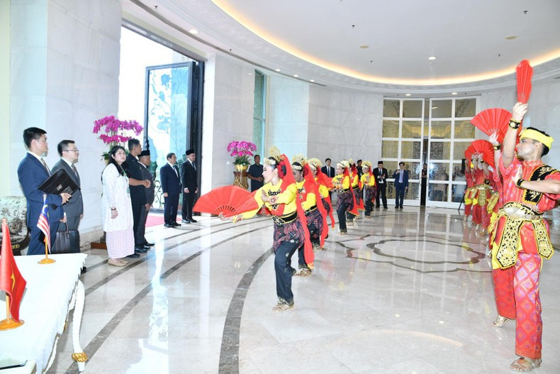 Традиционный малайзийский танец в честь Премьер-министра Фам Минь Тьиня. Фото: Тхань Жанг