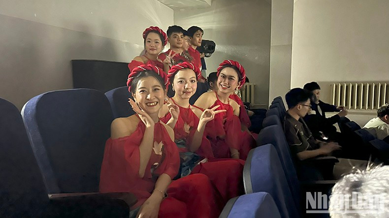 Вьетнамские студенты активно участвуют в культурных мероприятиях школы. Фото: Тхюи Ван Вьетнамские студенты активно участвуют в культурных мероприятиях школы. Фото: Тхюи Ван