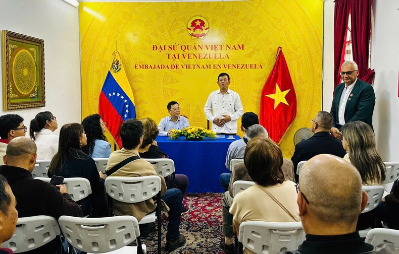 Делегация проводит дружественную встречу с членами Дома дружбы Венесуэла-Вьетнам, бывшими партизанами Каракаса и людьми, которые любят Вьетнам. Фото: Посольство Вьетнама в Венесуэле Делегация проводит дружественную встречу с членами Дома дружбы Венесуэла-Вьетнам, бывшими партизанами Каракаса и людьми, которые любят Вьетнам. Фото: Посольство Вьетнама в Венесуэле