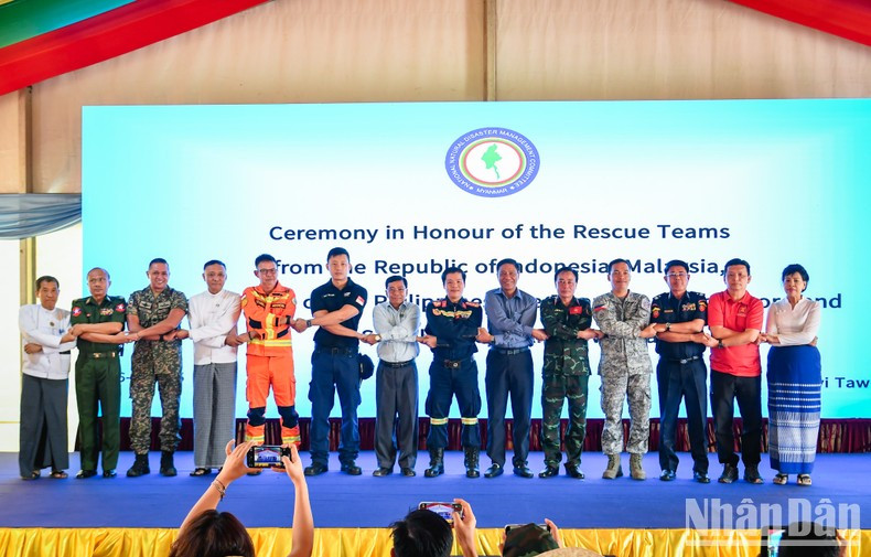 Чествование спасательных сил стран АСЕАН, участвующих в преодолении последствий землетрясения. Чествование спасательных сил стран АСЕАН, участвующих в преодолении последствий землетрясения.