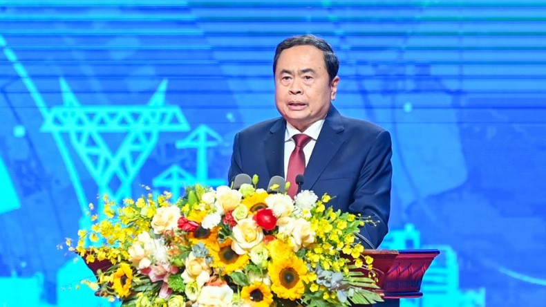 Председатель НС Чан Тхань Ман выступает с речью. Председатель НС Чан Тхань Ман выступает с речью.