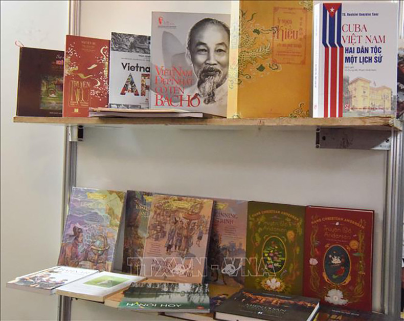 Книги о Президенте Хо Ши Мине, литературе и истории на стенде Вьетнама. Фото: ВИА Книги о Президенте Хо Ши Мине, литературе и истории на стенде Вьетнама. Фото: ВИА