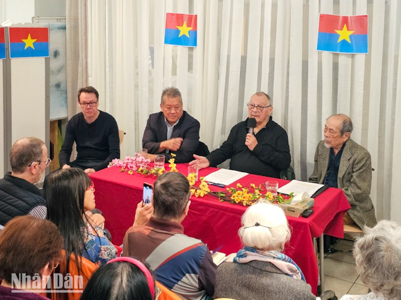 Историк Ален Русио выступает на семинаре. Фото: Кхай Хоан Историк Ален Русио выступает на семинаре. Фото: Кхай Хоан