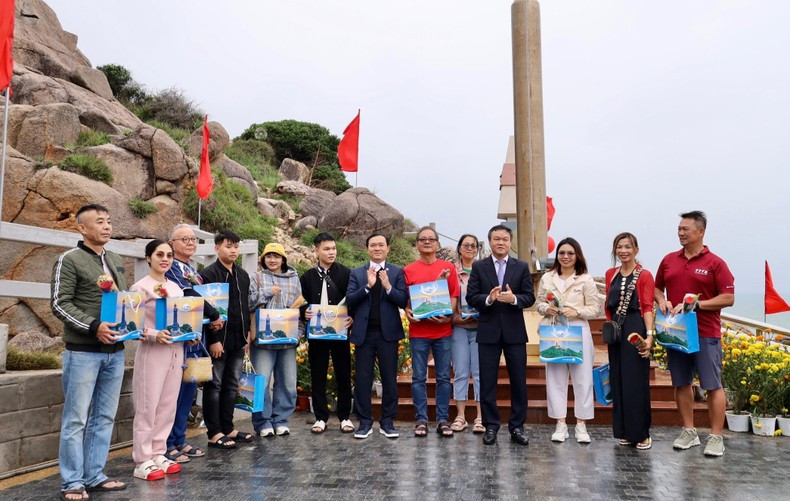 Руководители провинции Фуйен вручают подарки первым туристам, приехавшим в провинцию в 2025 году.