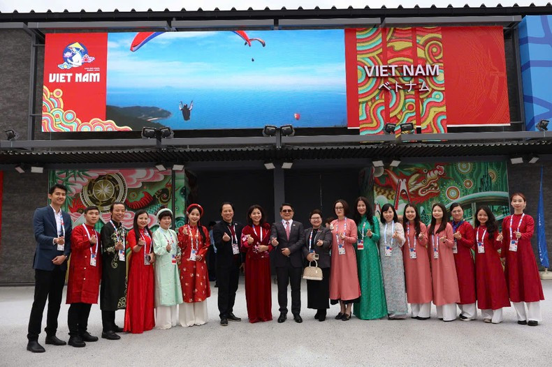 Руководители и сотрудники выставочного дома Вьетнама фотографируются с Генеральным консулом Вьетнама в Осаке. Руководители и сотрудники выставочного дома Вьетнама фотографируются с Генеральным консулом Вьетнама в Осаке.