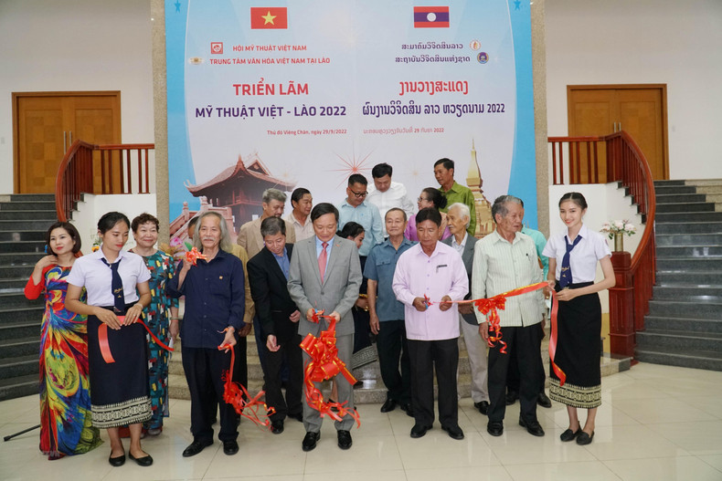 Делегаты разрезают ленту в знак открытия Выставки изобразительных искусств Вьетнам-Лаос 2022 года. Фото: VNA Делегаты разрезают ленту в знак открытия Выставки изобразительных искусств Вьетнам-Лаос 2022 года. Фото: VNA