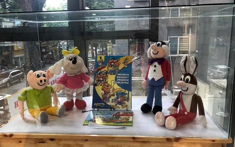 На выставке также представлены плюшевые игрушки персонажей из комиксов. На выставке также представлены плюшевые игрушки персонажей из комиксов.