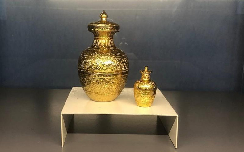 Урна из позолоченной бронзы. Урна из позолоченной бронзы.