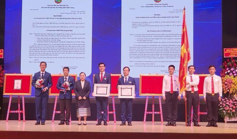 Университет им. Тон Дык Тханга получил сертификат о включении в Топ-500 лучших университетов мира ảnh 1 Университет им. Тон Дык Тханга получил сертификат о включении в Топ-500 лучших университетов мира ảnh 1