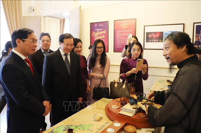 Министр иностранных дел Буй Тхань Шон на мероприятии «Вьетнамское культурное пространство» в Вене. Фото: VNA Министр иностранных дел Буй Тхань Шон на мероприятии «Вьетнамское культурное пространство» в Вене. Фото: VNA