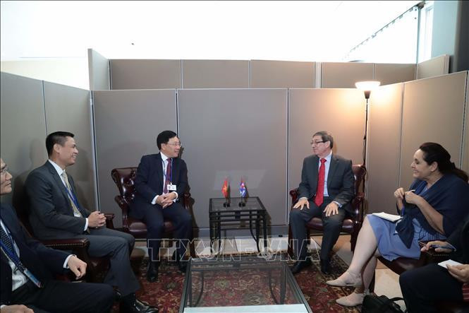 Постоянный вице-премьер Фам Бинь Минь на встрече с Министром иностранных дел Кубы Бруно Родригесом Паррилья. Фото: VNA Постоянный вице-премьер Фам Бинь Минь на встрече с Министром иностранных дел Кубы Бруно Родригесом Паррилья. Фото: VNA