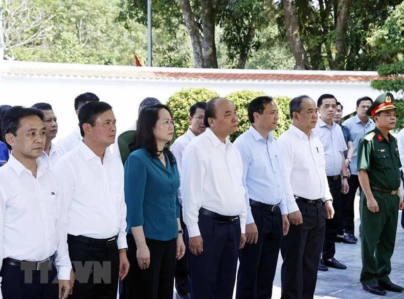 Президент Нгуен Суан Фук в Мемориальном зале павших молодых добровольцев. Фото: VNA