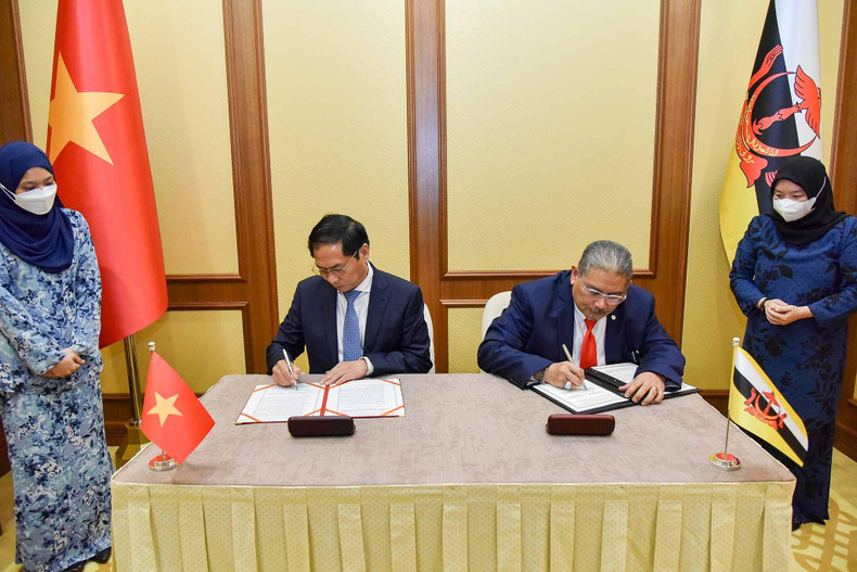 Стороны подписывают Протокол заседания. Фото: МИД Вьетнама Стороны подписывают Протокол заседания. Фото: МИД Вьетнама