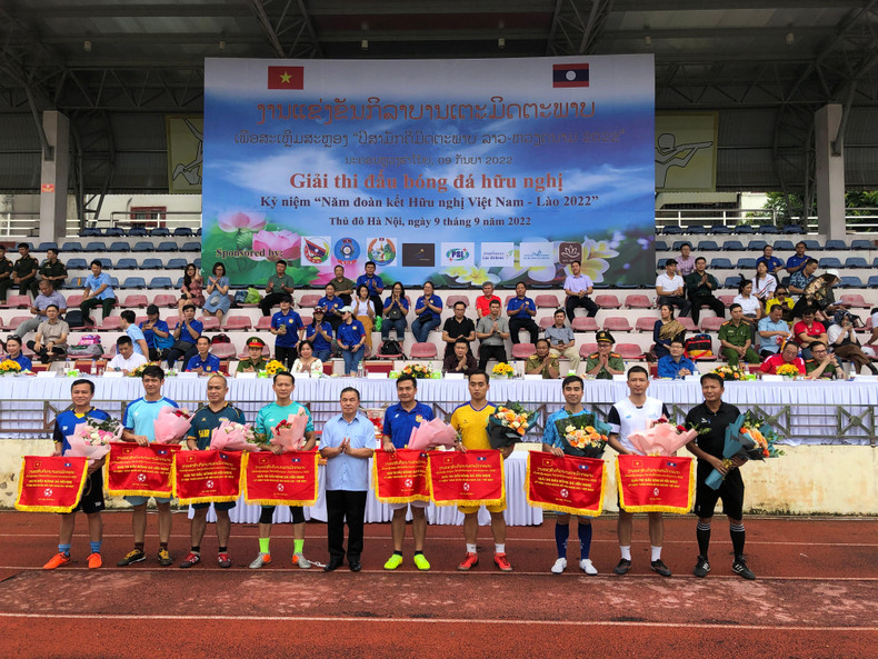 Посол Лаоса Сенгфет Хоунгбоунгнуанг вручает командам цветы и памятные медали. Посол Лаоса Сенгфет Хоунгбоунгнуанг вручает командам цветы и памятные медали.