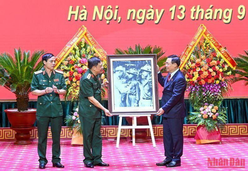 Председатель НС Выонг Динь Хюэ вручает академии подарок. Фото: Зюи Линь Председатель НС Выонг Динь Хюэ вручает академии подарок. Фото: Зюи Линь