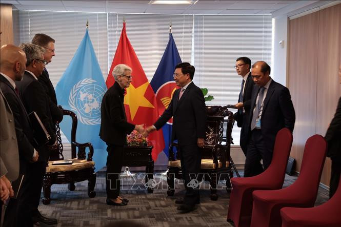 Постоянный вице-премьер Фам Бинь Минь и Первый заместитель госсекретаря США Уэнди Шерман. Фото: VNA Постоянный вице-премьер Фам Бинь Минь и Первый заместитель госсекретаря США Уэнди Шерман. Фото: VNA