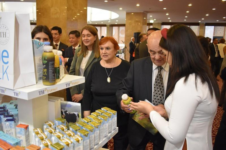 Посетители слушают представление о продукциях корпорации «TH». Посетители слушают представление о продукциях корпорации «TH».