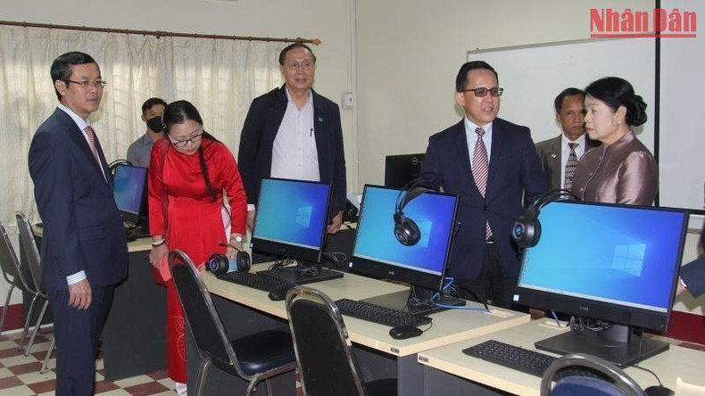 Центр готов обучать вьетнамскому языку около 100 лаосских должностных лиц и студентов. Фото: Ба Зунг Центр готов обучать вьетнамскому языку около 100 лаосских должностных лиц и студентов. Фото: Ба Зунг