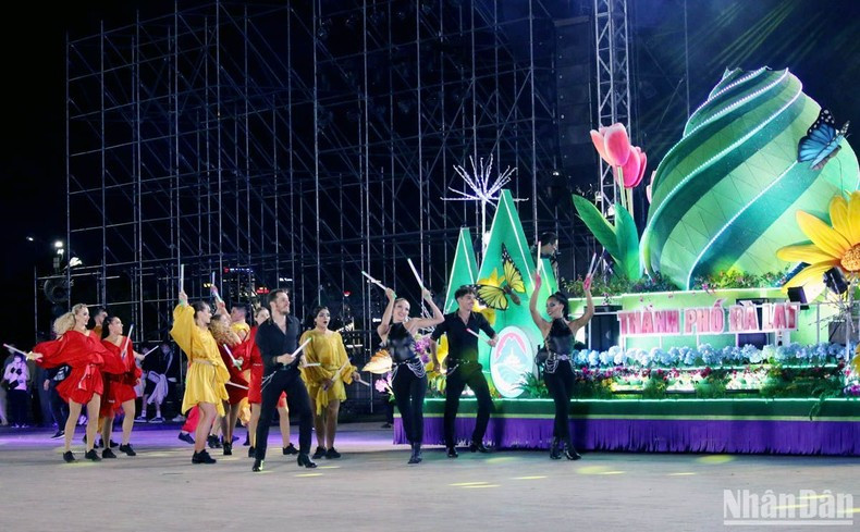 Иностранные артисты шествуют по улицам города Далата. Иностранные артисты шествуют по улицам города Далата.