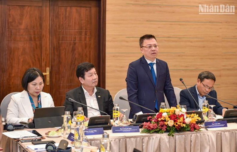 Главный редактор газеты «Нянзан» Ле Куок Минь выступает на мероприятии. Главный редактор газеты «Нянзан» Ле Куок Минь выступает на мероприятии.