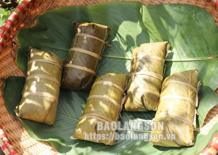 Готовые пироги «тьынг» в листьях перистрофе. Фото: baolangson.vn Готовые пироги «тьынг» в листьях перистрофе. Фото: baolangson.vn