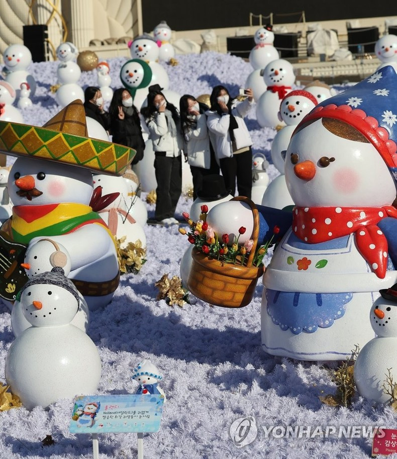 Комплекс Snowman World, в котором представлено более 2000 снеговиков в парке развлечений Everland, находится примерно в 40 км к югу от Сеула (Южная Корея). Фото: Yonhap