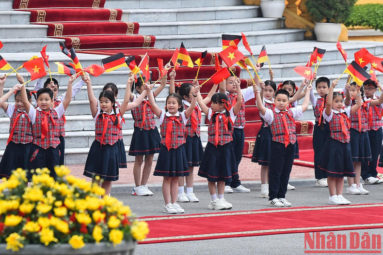 Дети столицы встречают Канцлера ФРГ Олафа Шольца. Дети столицы встречают Канцлера ФРГ Олафа Шольца.