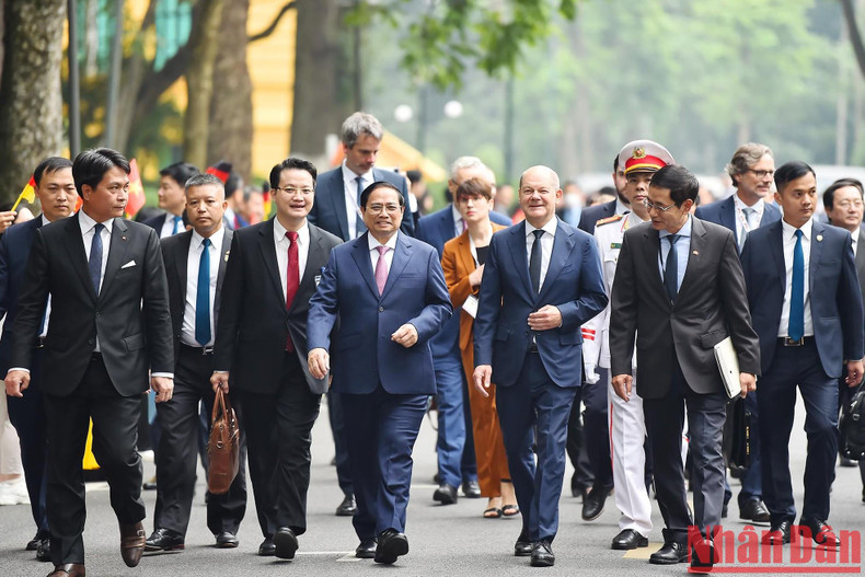 Премьер-министр Фам Минь Тьинь встречает немецкую делегацию. Премьер-министр Фам Минь Тьинь встречает немецкую делегацию.