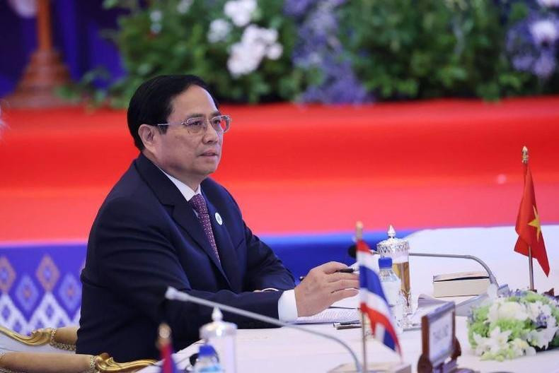 Премьер-министр Фам Минь Тьинь выступает на 17-м Восточноазиатском саммите. Премьер-министр Фам Минь Тьинь выступает на 17-м Восточноазиатском саммите.